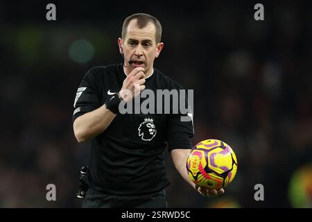 London, Großbritannien. Februar 2025. Schiedsrichter Robert Jones während des Premier League-Spiels im Tottenham Hotspur Stadium, London. Der Bildnachweis sollte lauten: Paul Terry/Sportimage Credit: Sportimage Ltd/Alamy Live News Stockfoto