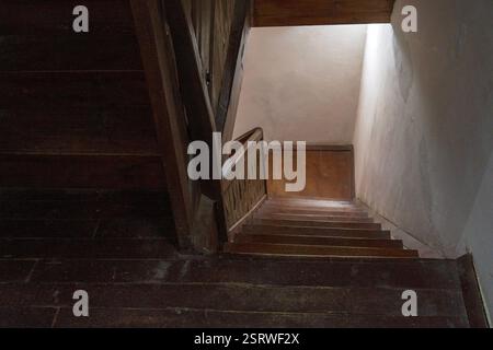 Zeitlose Treppe – verstaubte Holztreppe in einem mazedonischen Museumshaus Stockfoto
