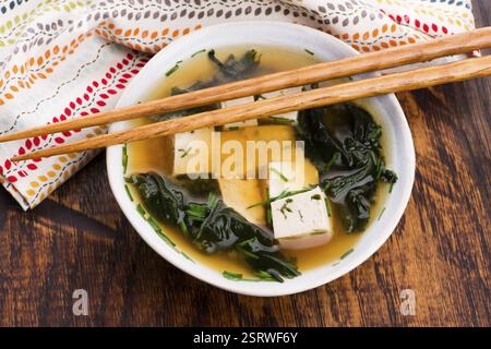 Miso-Suppe, japanische Küche in der Tasse Stockfoto