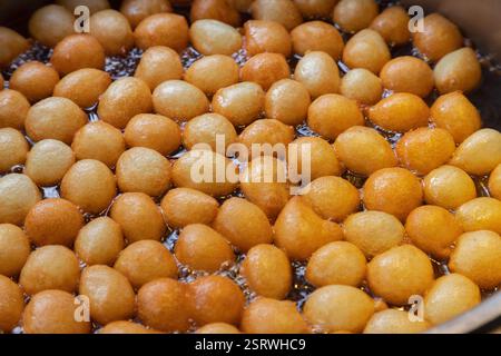 Traditionelles türkisches Dessert Lokma. Lokma ist ein Dessert aus gesäuerten und frittierten Teigbällchen. Stockfoto