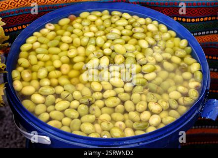Auf dem Markt verkaufte grüne Oliven. Traditionelle Vorspeisen und Frühstücksprodukte werden in der mediterranen Küche bevorzugt. Stockfoto