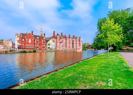 Bedford. Großbritannien: Wunderschöner Blick auf den Fluss Great Ouse und die Shire Hall vom Flussufer an einem sonnigen Tag Stockfoto