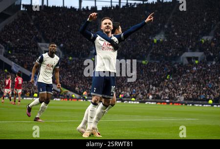 London, Großbritannien. Februar 2025. James Maddison von Tottenham Hotspur feiert, nachdem er seinem Team das 1. Tor erzielt hat. Premier League-Spiel Tottenham Hotspur gegen Manchester United am Sonntag, den 16. Februar 2025, im Tottenham Hotspur Stadium in London. Dieses Bild darf nur für redaktionelle Zwecke verwendet werden. Foto nur für redaktionelle Verwendung von Sandra Mailer/Andrew Orchard Sportfotografie/Alamy Live News Credit: Andrew Orchard Sportfotografie/Alamy Live News Stockfoto