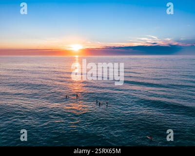 Ein Blick auf die Sonne, die über dem Horizont aufgeht, während sie sich auf dem Meer spiegelt. Das Hotel ist Wrightsville North Carolina. Stockfoto