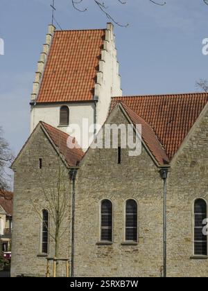 Kirche mit Glockenturm und Steinfassade mit rotem Ziegeldach, münsterland, deutschland Stockfoto