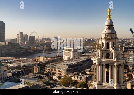 Blick aus einem Hochwinkel auf Londons Skyline, St. Paul's Cathedral und das London Eye. Stadtbild von einem Aussichtspunkt. Stockfoto