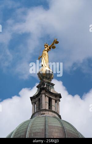 Goldene Statue von Lady Justice auf der Kuppel des Old Bailey Courthouse in London, England. Stockfoto