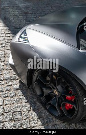 Ukraine - 3. November 2024: Vorderteil des grauen Lamborghini Huracan Nahaufnahme Stockfoto
