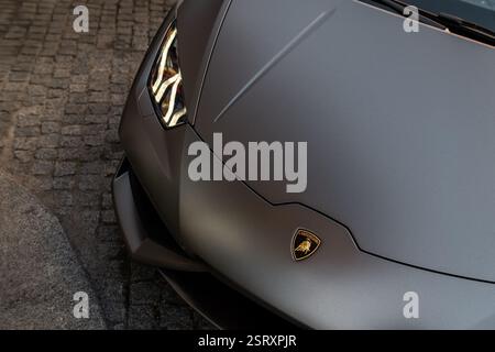 Ukraine - 3. November 2024: Grauer Lamborghini Huracan in der Stadt, Vorderteil Nahaufnahme Stockfoto