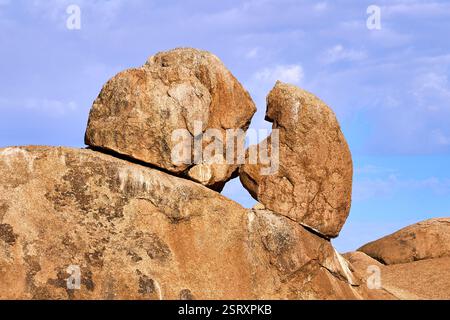 Einzigartige Granitfelsen, die ein Paar darstellen, das sich in der weiten Wüstenlandschaft der Spitzkoppe in der Erongo-Region, Namibia, Afrika, küsst. Stockfoto