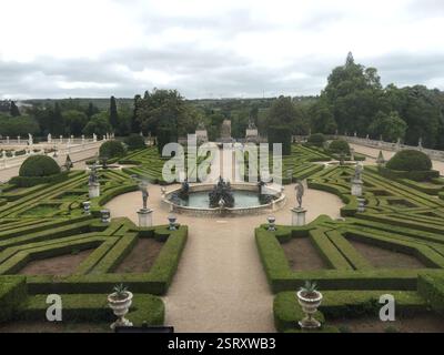 Formelle Gärten Portugal. Geometrische Muster von Hecken, Topiaren und Kieswegen. Zentraler Brunnen mit Skulpturen. Symbol für Reichtum und Macht. Plac Stockfoto