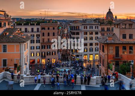 Rom bei Sonnenuntergang. Abendlicher Luftblick auf die Piazza di Spagna in Rom, Italien. Stockfoto