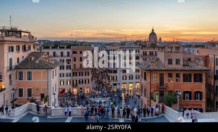 Abendlicher Luftblick auf die Piazza di Spagna in Rom, Italien. Stockfoto