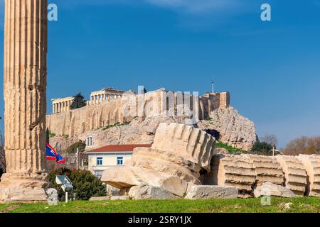 Der antike olympische Zeus-Tempel und die Akropolis in Athen, Griechenland Stockfoto