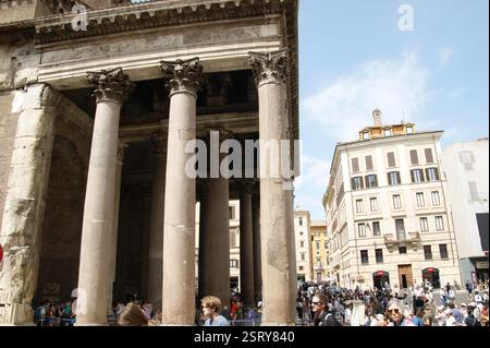 Ein teilweiser Blick auf den römischen Partenon auf der Piazza della Rotonda an einem sonnigen und geschäftigen sonntagmorgen Stockfoto