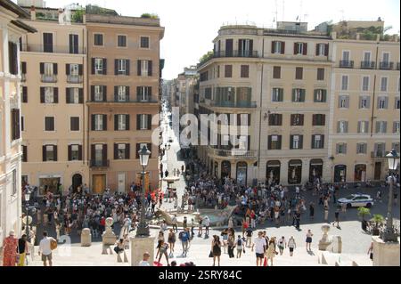 Via dei Condotti von der Scalinata della Trinita dei Monti auf der Piazza di Spagna aus gesehen. Stockfoto