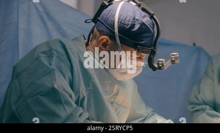 Mann Chirurg in der medizinischen Uniform Arzt Arzt Arzt Arzt Arzt Arzt führen Transplantation chirurgische Operation professionelle Chirurgie Stockfoto
