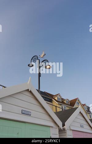 Lyme Regis Strandhütten und Lampe Beiträge Stockfoto