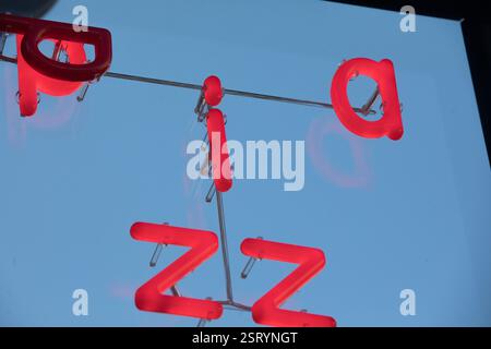 Neonschild für "Pizza", wahrscheinlich an einem Gebäude in einer Stadt. Stockfoto