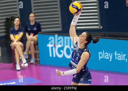 Mailand, Italien. Februar 2025. Helena Cazaute (Mailand) im Dienst während des Spiels der Volley Italienischen Meisterschaft Serie A Frauen 2024/25 zwischen Numia VeroVolley Milano und Volley Bergamo in Palalido, Mailand, Italien am 16. Februar 2025 während des Spiels Numia Vero Volley Milano gegen Volley Bergamo 1991, Volleyball Italienischen Serie A1 Frauen in Mailand, Italien, 16. Februar 2025 Credit: Independent Photo Agency/Alamy Live News Stockfoto