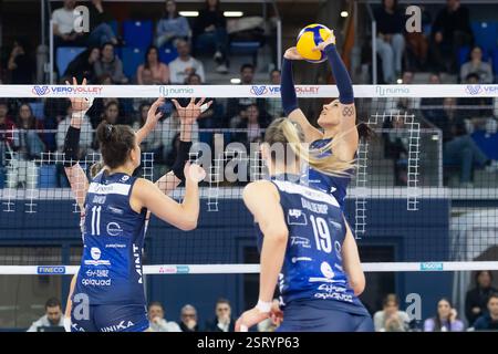 Mailand, Italien. Februar 2025. Alessia Orro (Milano) während des Spiels der Volley Italian Championship Serie A Women 2024/25 zwischen Numia VeroVolley Milano und Volley Bergamo in Palalido, Mailand, Italien am 16. Februar 2025 während des Spiels Numia Vero Volley Milano gegen Volley Bergamo 1991, Volleyball Italian Serie A1 Women Match in Mailand, Italien, 16. Februar 2025 Credit: Independent Photo Agency/Alamy Live News Stockfoto
