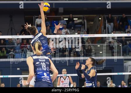 Mailand, Italien. Februar 2025. Anna Danesi (Milano) beim Volley Italian Championship Serie A Women 2024/25 Spiel zwischen Numia VeroVolley Milano und Volley Bergamo in Palalido, Mailand, Italien am 16. Februar 2025 während Numia Vero Volley Milano vs Volley Bergamo 1991, Volleyball Italian Serie A1 Women Match in Mailand, Italien, 16. Februar 2025 Credit: Independent Photo Agency/Alamy Live News Stockfoto