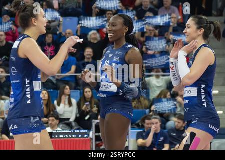 Mailand, Italien. Februar 2025. Paola Egonu (Mailand) und seine Teamkollegen beim Spiel der Volley Italian Championship Serie A Frauen 2024/25 zwischen Numia VeroVolley Milano und Volley Bergamo in Palalido, Mailand, Italien am 16. Februar 2025 während des Spiels Numia Vero Volley Milano gegen Volley Bergamo 1991, Volleyball Italian Serie A1 Women Match in Mailand, Italien, 16. Februar 2025 Credit: Independent Photo Agency/Alamy Live News Stockfoto