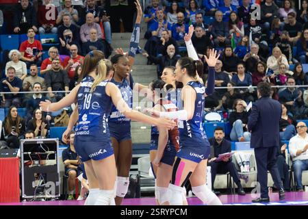 Mailand, Italien. Februar 2025. Glück der Spieler von Numia VeroVolley Milano während des Spiels der Volley Italienischen Meisterschaft Serie A Frauen 2024/25 zwischen Numia VeroVolley Milano und Volley Bergamo in Palalido, Mailand, Italien am 16. Februar 2025 während des Spiels Numia Vero Volley Milano gegen Volley Bergamo 1991, Volleyball Italienischen Serie A1 Frauen Match in Mailand, Italien, 16. Februar 2025 Credit: Unabhängige Fotoagentur/Alamy Live News Stockfoto