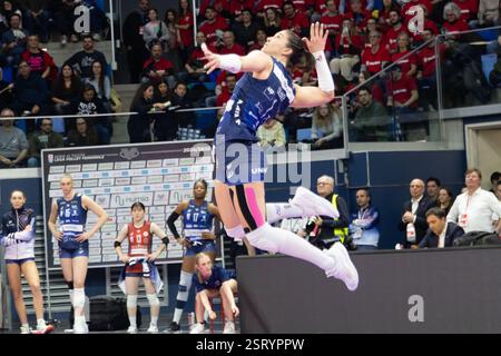 Mailand, Italien. Februar 2025. Helena Cazaute (Mailand) im Dienst während des Spiels der Volley Italienischen Meisterschaft Serie A Frauen 2024/25 zwischen Numia VeroVolley Milano und Volley Bergamo in Palalido, Mailand, Italien am 16. Februar 2025 während des Spiels Numia Vero Volley Milano gegen Volley Bergamo 1991, Volleyball Italienischen Serie A1 Frauen in Mailand, Italien, 16. Februar 2025 Credit: Independent Photo Agency/Alamy Live News Stockfoto