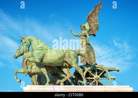 Bronzestatue der Göttin Victoria, die auf der Quadriga reitet, Denkmal Vittorio Emanuele II. Rom italien Stockfoto