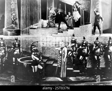 AELITA alias AELITA KÖNIGIN DES MARS alias REVOLTE DER ROBOTER : YULIYA SOLNTSEVA als Aelita, NIKOLAI TSERETELI als Los, [unbekannt], KONSTANTIN EGGERT als Tuskub, NIKOLAI BATALOV als Gussev Datum: 1924 Stockfoto