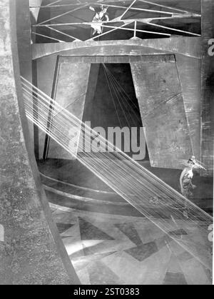 AELITA alias AELITA KÖNIGIN DES MARS alias REVOLTE DER ROBOTER KONSTANTIN EGGERT als Tuskub, YULIYA SOLNTSEVA als Aelita [rechts] Datum: 1924 Stockfoto
