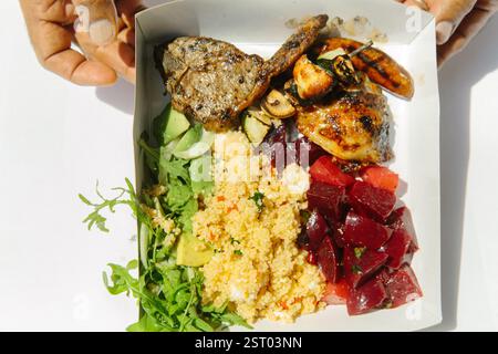 Gegrillte Lammkoteletts, Hühnchen und Spieße mit Quinoa-Salat, Rüben und Avocado. Stockfoto