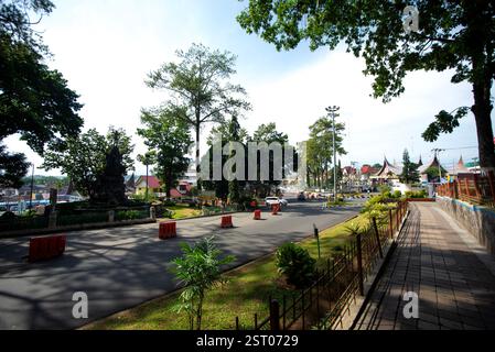 Die Atmosphäre der Straßen um „Jam Gadang“ Bukittinggi am Morgen Stockfoto