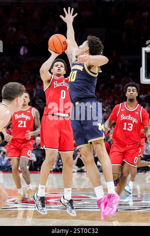 Columbus, Ohio, USA. Februar 2025. John Mobley Jr. (0) erschießt während des Spiels zwischen den Michigan Wolverines und den Ohio State Buckeyes in der Value City Arena in Columbus, Ohio, über die Michigan Wolverines der Ohio State Buckeyes. (Kreditbild: © Scott Stuart/ZUMA Press Wire) NUR REDAKTIONELLE VERWENDUNG! Nicht für kommerzielle ZWECKE! Stockfoto