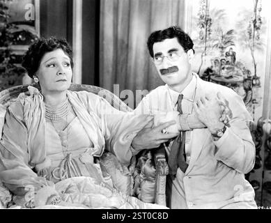 EINE NACHT IN DER OPER [US 1935] MARGARET DUMONT, GROUCHO MARX Datum: 1935 Stockfoto
