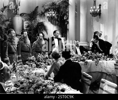 EINE NACHT IN DER OPER [US 1935] SIG RUMAN [MITTE], GROUCHO MARX [GANZ RECHTS] Datum: 1935 Stockfoto