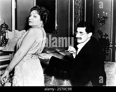 EINE NACHT IN DER OPER [US 1935] MARGARET DUMONT, GROUCHO MARX Datum: 1935 Stockfoto