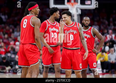 Columbus, Ohio, USA. Februar 2025. John Mobley Jr. (0) sprach mit dem Ohio State Buckeyes Guard Micah Parrish (8) während einer Spielpause zwischen den Michigan Wolverines und den Ohio State Buckeyes in der Value City Arena in Columbus, Ohio. (Kreditbild: © Scott Stuart/ZUMA Press Wire) NUR REDAKTIONELLE VERWENDUNG! Nicht für kommerzielle ZWECKE! Stockfoto