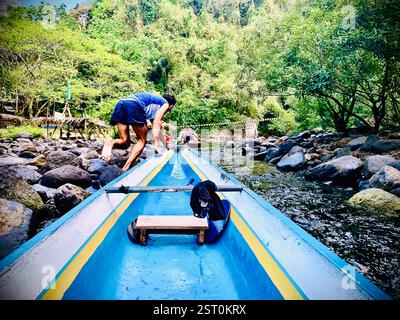Der Bootsmann zieht sein Boot flussaufwärts Stockfoto