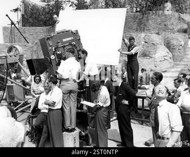 BLACK NARCISSUS [BR 1947] Regisseur MICHAEL POWELL [unten links], KAMERAMANN JACK CARDIFF [neben ihm], Kameramann CHRISTOPHER CHALLIS [stehend auf Box, zurück zur Kamera], Produzent J ARTHUR RANK [rechts von der Mitte, Hände auf Hüften] Datum: 1947 Stockfoto