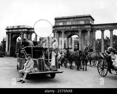 EIN IDEALER EHEMANN [BR 1947] Regisseur und Produzent ALEXANDER KORDA, sitzend auf dem Kamerawagen, auf dem Hyde Park Eckset. Datum: 1947 Stockfoto