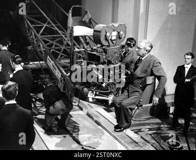 EIN IDEALER EHEMANN [BR 1947] KAMERAMANN GEORGES PERINAL hinter der Kamera, ALEXANDER KORDA rechts vor der Kamera. Datum: 1947 Stockfoto