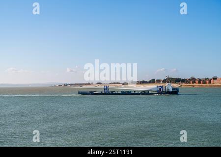 Deck-Frachtschiff MTB Blade Runner zwei Pässe Gosport mit einem Windturbinenschaufel von der Isle of Wight zum Vestas-Werk im Hafen von Portsmouth Stockfoto