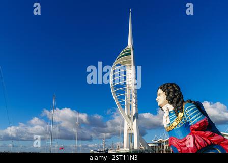 Die farbenfrohe Galionsfigur der HMS Marlborough mit dem Spinnaker Tower in den Gunwharf Quays in Old Portsmouth, Südküste von Hampshire, Großbritannien Stockfoto