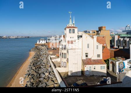 Tower House, ehemaliges Zuhause des Meereskünstlers William Wyllie, Spice Island mit Blick auf den Hafen von Portsmouth, Old Portsmouth, Südküste von Hampshire, Großbritannien Stockfoto