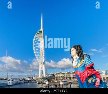 Die farbenfrohe Galionsfigur der HMS Marlborough mit dem Spinnaker Tower in den Gunwharf Quays in Old Portsmouth, Südküste von Hampshire, Großbritannien Stockfoto