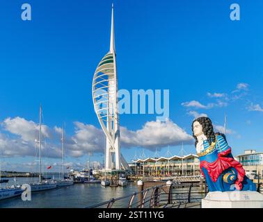 Die farbenfrohe Galionsfigur der HMS Marlborough mit dem Spinnaker Tower in den Gunwharf Quays in Old Portsmouth, Südküste von Hampshire, Großbritannien Stockfoto