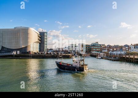 Ein kleines Fischerboot, das vom Meer zurückkehrt, nähert sich dem Camber Quay im Hafen von Portsmouth, Old Portsmouth, Südküste von Hampshire, Großbritannien Stockfoto
