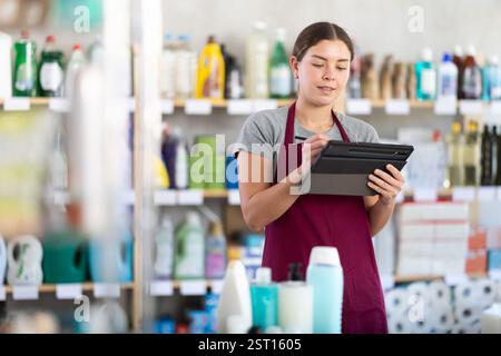 Verkäuferin, die Inventar mit Tablet macht Stockfoto